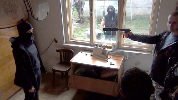 Z dokumentárního snímku Kuciak: Vražda novináře. Scéna z policejní rekonstrukce vraždy