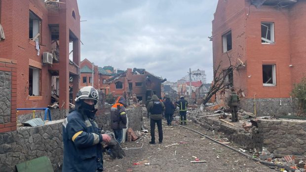Domům po ruském útoky nezůstaly střechy. Zničená je však celá naprosto ulice