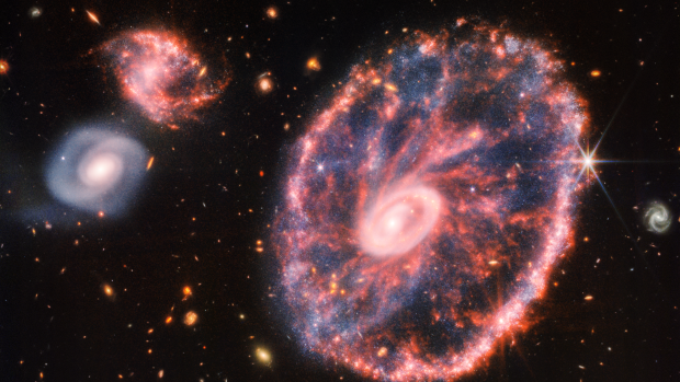 Galaxie Cartwheel vzdálená 500 milionů světelných let. Snímek pořídil vesmírný teleskop Jamese Webba.