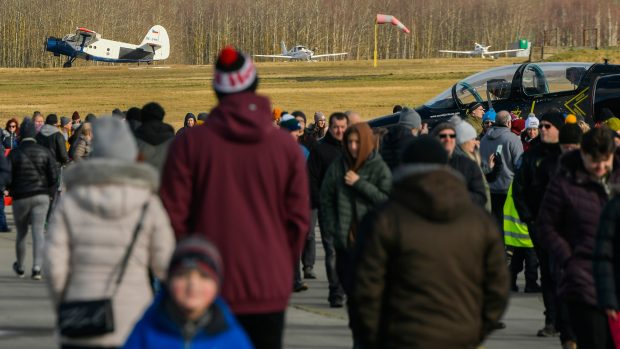 Na Den otevřených hangárů na záložním vojenském letišti v Líních dorazily tisíce lidí