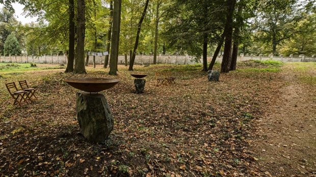 Správa hřbitovů a krematoria města Plzně uvedla do provozu pohřebiště „ke kořenům“, které je součástí Lesního hřbitova v areálu Ústředního hřbitova.
