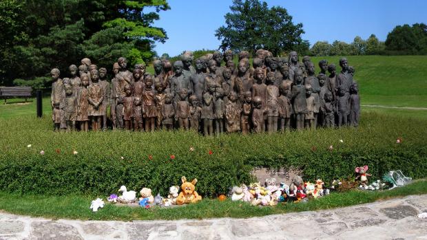 Památník v Lidicích zobrazuje lidické děti, které byly údajně poslány na poněmčení ale nakonec skončily v plynovém nákladním voze.