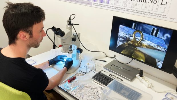 Michał Płygawko připravuje jeden z gombíků na analýzu elektronovým mikroskopem