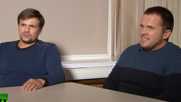Agenti Anatolij Čepiga (vlevo) a Alexandr Miškin během rozhovoru s ruskou televizí RT