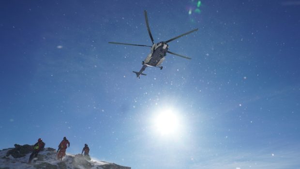 Vrtulník horské služby během pátrání po pohřešovaných polských turistech