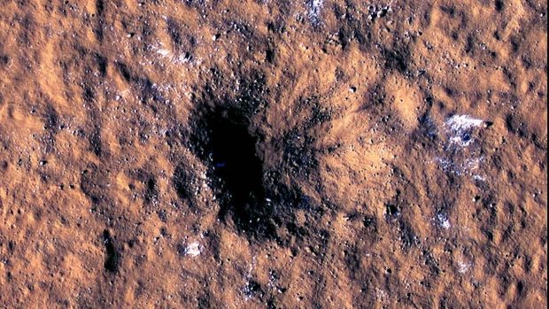 NASA odhalila led v kráteru u rovníku Marsu