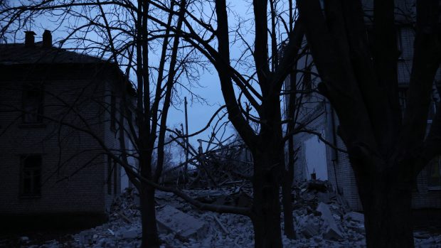 Trosky budovy po ruském útoku v ukrajinském Kramatorsku