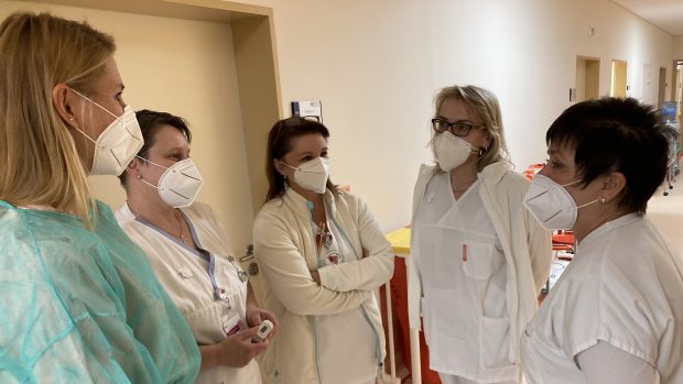 Neočkovaní pacienti bývají často agresivní, shoduje se personál infekčního oddělení Krajské nemocnice v Karlových Varech