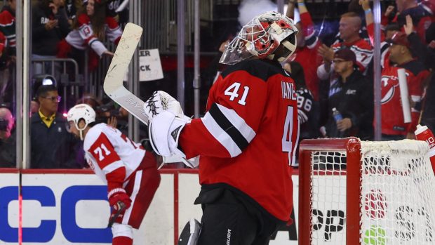 Český brankář Vítek Vaněček slaví vychytanou výhru v NHL proti Detroitu