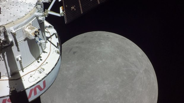 Kosmická loď Orion si pořizuje &quot;selfie&quot; s Měsícem před výstupním průletem