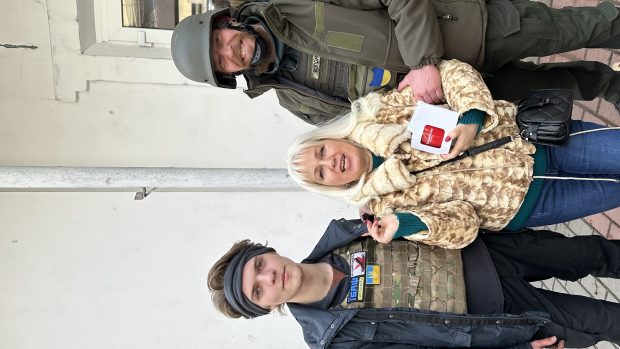 Koordinátorka pomoci v Chersonské oblasti, paní Ludmila s dobrovolníky z Koridoru