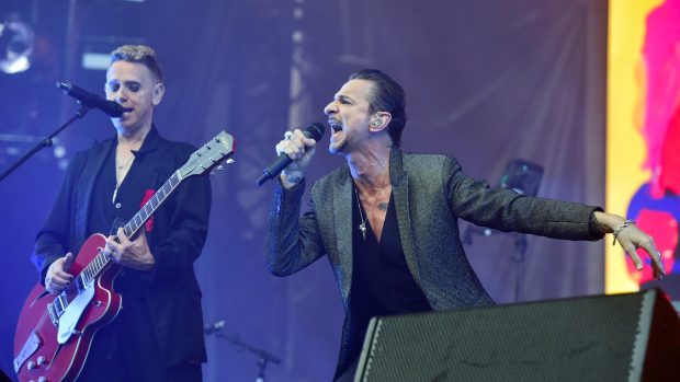 Koncert Depeche Mode začal na vyprodaném fotbalovém stadionu ve vršovickém Edenu skladbou Going Backwards z nové desky Spirit.