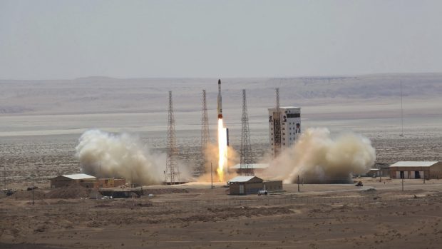 Írán úspěšně otestoval nosnou raketu Simorgh. Do vesmíru může vynést satelit