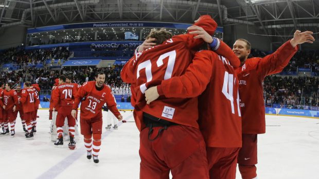 Ruští hokejisté se radují po vítězném finále olympijského turnaje.