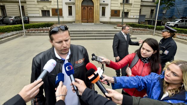 Mluvčí Sdružení českých taxikářů (SČT) Lukáš Pelikán hovoří s novináři před úřadem vlády, kde zástupci taxikářů 4. května jednali s premiérem v demisi Andrejem Babišem (ANO).