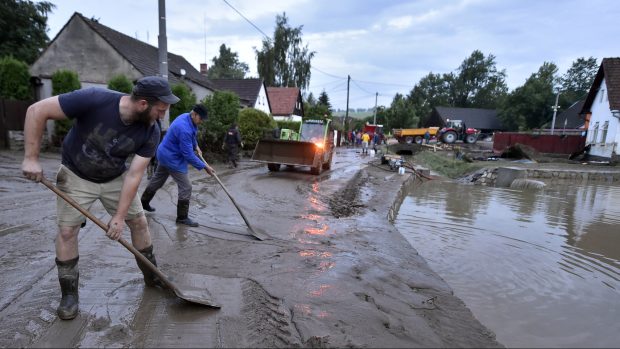 Obyvatelé uklízejí následky bleskové povodně