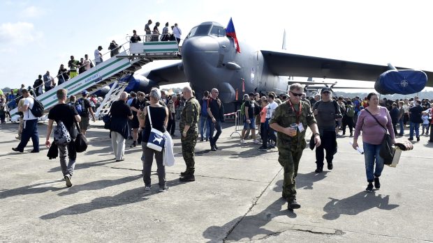 Návštěvníci Dnů NATO si prohlíží strategický americký bombardér B-52.