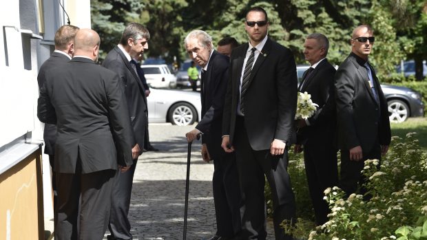 Prezident Miloš Zeman přichází ve Slušovicích na Zlínsku na pohřeb bývalého senátora a předsedy JZD Slušovice Františka Čuby