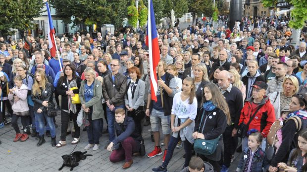 Lidé se sešli 28. září 2019 na brněnském náměstí Svobody na akci Kroky pro demokracii, kde demonstrovali proti předsedovi vlády Andreji Babišovi (ANO).