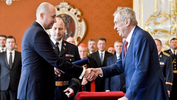 Prezident Miloš Zeman (vpravo) povýšil do hodnosti brigádního generála šéfa Generální inspekce bezpečnostních sborů (GIBS) Radima Dragouna