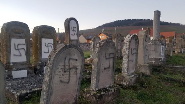 Poničené náhrobky na židovském hřbitově v obci Westhoffen na východě Francie nedaleko Štrasburku.