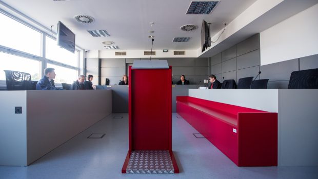 Krajský soud v Olomouci projednával případ bývalé přerovské soudní exekutorky Jitky Studené obžalované ze zpronevěry finančních prostředků. Proces se koná v její nepřítomnosti