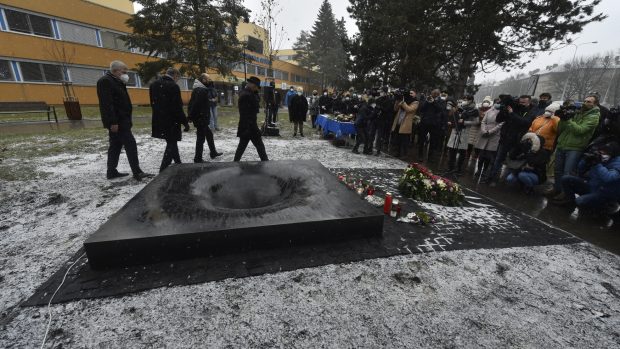 Před poliklinikou Fakultní nemocnicí Ostrava byl odhalen památník obětem loňské tragické střelby. Zemřelo při ní sedm lidí, dva další byli zraněni. Umělecké dílo evokuje černou díru.