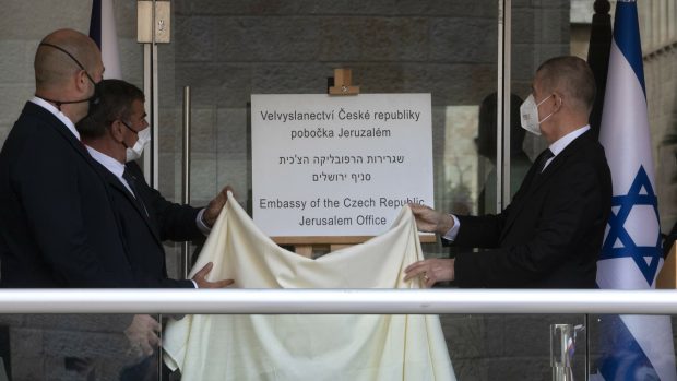 Zleva: izraelští ministři Amir Ohana a Gabi Ashkenazi a premiér Andrej Babiš (ANO) během slavnostní ceremonie k otevření české úřadovny v Jeruzalémě
