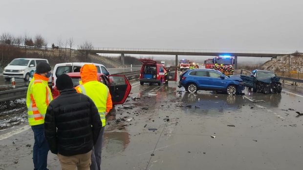 Až dvě desítky aut podle předběžných informací havarovaly při několika nehodách na dálnici D1 mezi Lipníkem nad Bečvou a Hranicemi na Přerovsku