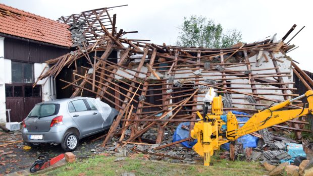 Obyvatelé Stebna u Kryr u Podbořan v lounském okrese sčítají škody po bouři