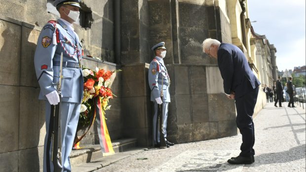 Frank-Walter Steinmeier vzdal pocty u památníku hrdinů heydrichiády v Resslově ulici v Praze.