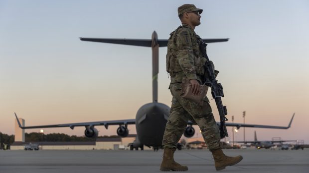 Americký voják před nasazením na svou misi v Polsku