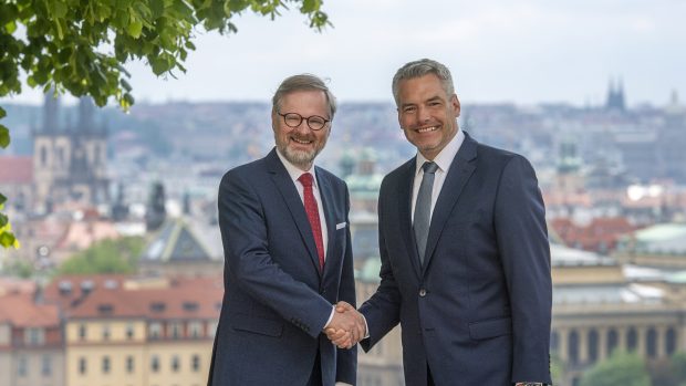 Předseda české vlády Petr Fiala (vlevo) a rakouský kancléř Karl Nehammer se setkali 17. května 2022 v Kramářově vile, Praha.