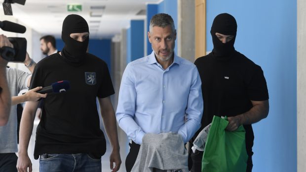 Policisté odvádějí 17. června lobbistu Michala Redla u soudu, který rozhodoval o vazbě