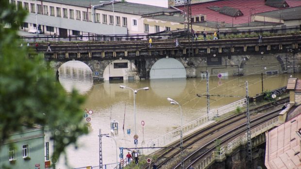 Z dnes opraveného Negrellho viaduktu bylo vidět zatopené ústřední autobusové nádraží Florenc, karlínský Sokol nebo Hudební divadlo Karlín.