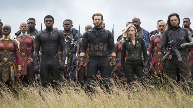 Zleva: Danai Gurira, Chadwick Boseman, Chris Evans, Scarlett Johanssonová a Sebestian Stan ve filmu Avengers: Infinity War