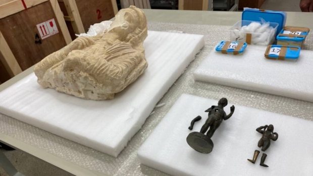 Mezi předměty nevyčíslitelné historické hodnoty je mimo jiné socha ženy z Palmýry poškozená bojovníky Islámského státu