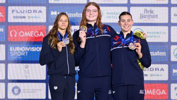 Plavkyně Barbora Seemanová (vlevo) se stříbrnou medaili z dvoustovky na mistrovství Evropy v krátkém bazénu