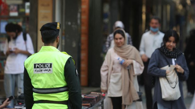 Íránská policie stojí na ulici během obrody mravnostní policie v Teheránu