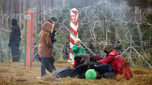 Situace vygradovala během pondělí, kdy se k polskému hraničnímu přechodu Bruzhi – Kuźnica Białostocka