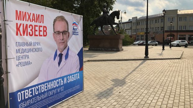Pouliční kampaň v Kiněšmě, tak jako i jinde, ovládl kandidát vládoucí strany Jednotné Rusko, zde lékař Michail Kizejev