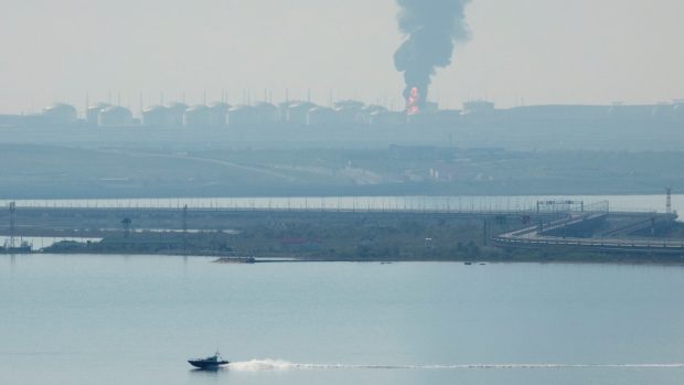 Záběr na hořící sklad ropných produktů v obci Volna