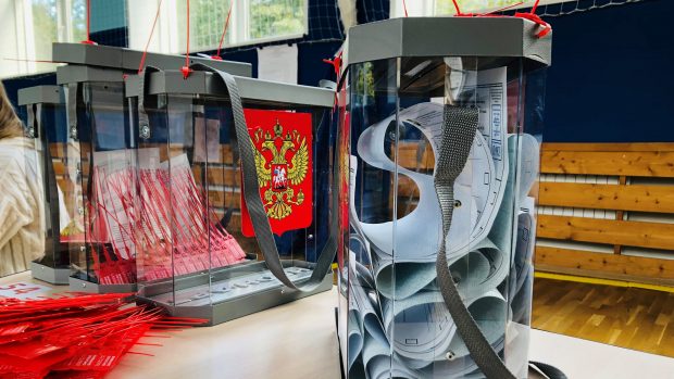 Přenosné volební urny, se kterými vyrážejí členové volební komise domů za voliči v Moskvě.