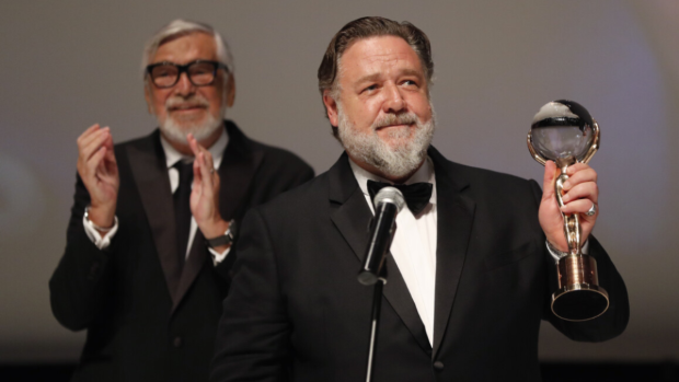 Dojatý Russell Crowe (vpravo) s křišťálovým globem za přínos světové kinematografii- Za ním prezident karlovarského festivalu Jiří Bartoška
