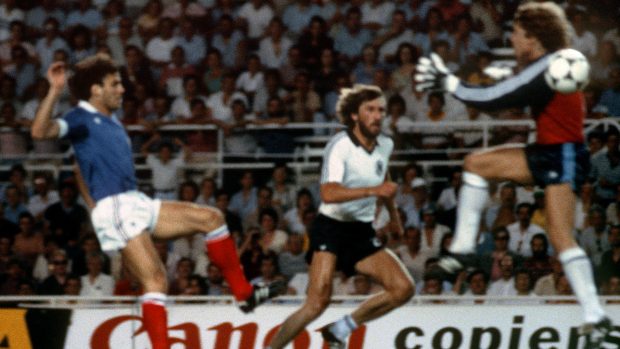 Harald Schumacher (vpravo) těsně před tím, než brutálně zfauloval francouzského hráče Patricka Battistona (vlevo) na mistrovství světa v roce 1982