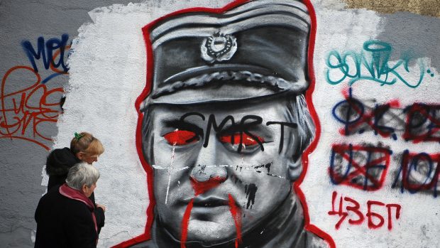 &quot;Upravené&quot; grafitti v centru Bělehradu, které znázorňuje Ratka Mladiće. Snímek z roku 2012