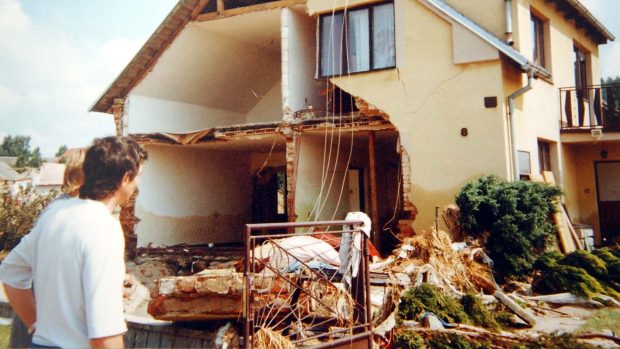 Dům zničený při povodních v roce 2002 v obci Metly