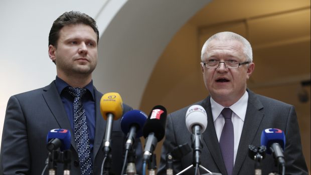 Poslanci Radek Vondráček a Jaroslav Faltýnek z hnutí ANO během tiskové konference ve sněmovně