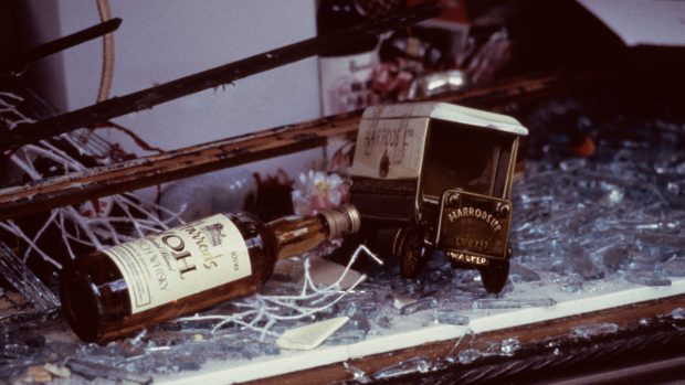 Archivní detailní snímek následků bombového útoku na londýnský obchodní dům Harrods. Atentát, který v roce 1983 s pomocí výbušnin z Libye spáchala Prozatímní IRA, zabil šest lidí a na sto dalších zranil.