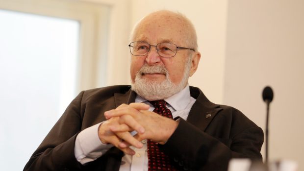 Ve věku 92 let dnes ve Stockholmu zemřel zakladatel Nadace Charty 77 a jaderný fyzik František Janouch (na snímku z roku 2016)